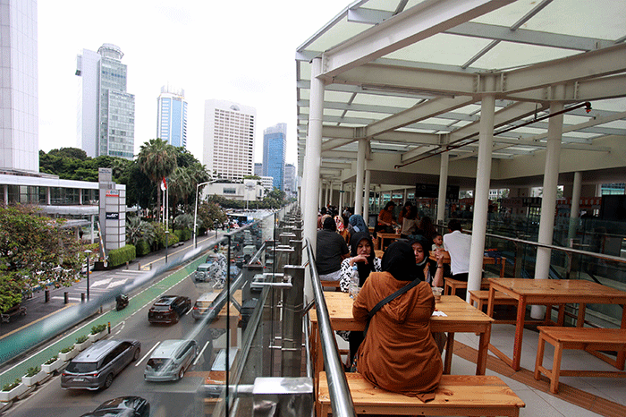 Pengunjung berbelanja di Festival Tjemilan TiJe di Halte Transjakarta Bundaran Hotel Indonesia, Jakarta, Sabtu (25/2/2023).