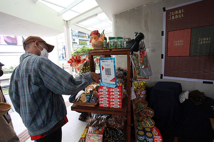 Pengunjung berbelanja di Festival Tjemilan TiJe di Halte Transjakarta Bundaran Hotel Indonesia, Jakarta, Sabtu (25/2/2023).