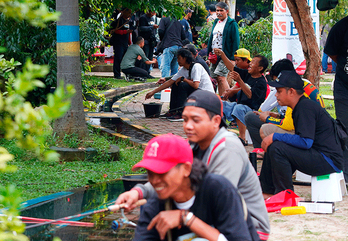 Wakil Ketua MPR RI, Jazilul Fawaid meninjau bazar ukm dalam rangkaian acara Jurnalis Fest 2023 di Taman Pemuda Pratama, Beji, Depok, Sabtu (25/2/2023).