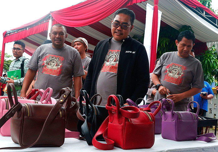 Wakil Ketua MPR RI, Jazilul Fawaid meninjau bazar ukm dalam rangkaian acara Jurnalis Fest 2023 di Taman Pemuda Pratama, Beji, Depok, Sabtu (25/2/2023).