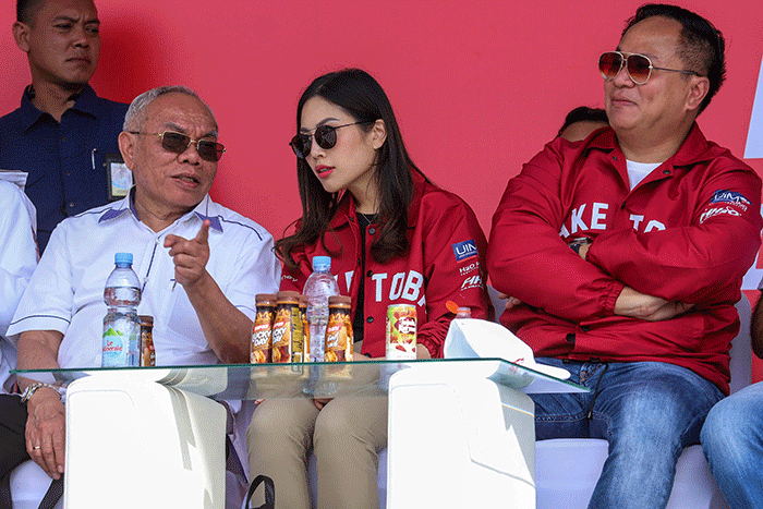 Wamenparekraf Angela Tanoesoedibjo saat menonton babak kualifikasi Kejuaraan Dunia Perahu Motor F1 PowerBoat 2023 di Danau Toba, Balige, Sumatera Utara.
