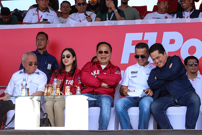 Wamenparekraf Angela Tanoesoedibjo saat menonton babak kualifikasi Kejuaraan Dunia Perahu Motor F1 PowerBoat 2023 di Danau Toba, Balige, Sumatera Utara.