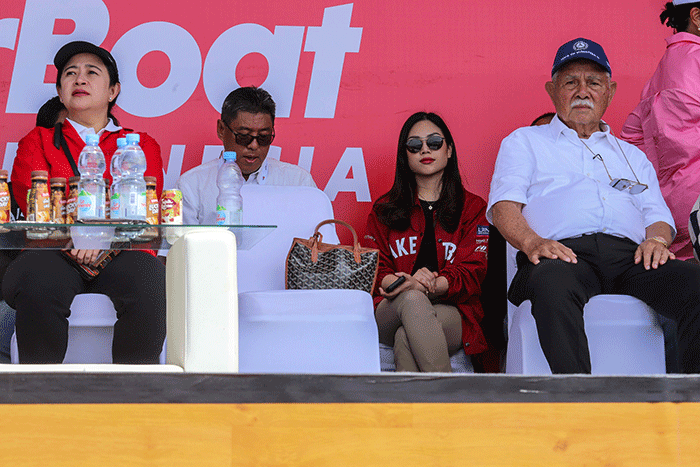 Wamenparekraf Angela Tanoesoedibjo saat menonton babak kualifikasi Kejuaraan Dunia Perahu Motor F1 PowerBoat 2023 di Danau Toba, Balige, Sumatera Utara.