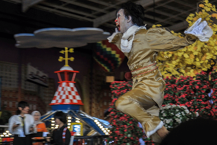 Cosplayer Palembang menunjukan aksinya dihadapan dewan juri di atas panggung coswalk competition, Trans Studio Mini, Transmart Palembang City Center.