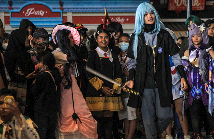 Cosplayer Palembang menunjukan aksinya dihadapan dewan juri di atas panggung coswalk competition, Trans Studio Mini, Transmart Palembang City Center.