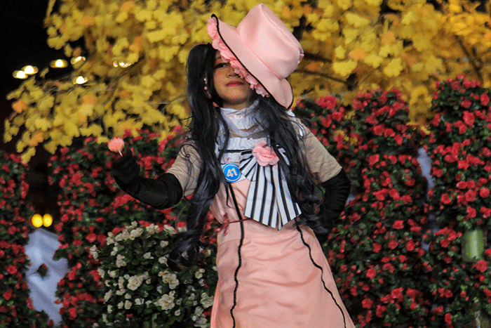 Cosplayer Palembang menunjukan aksinya dihadapan dewan juri di atas panggung coswalk competition, Trans Studio Mini, Transmart Palembang City Center.