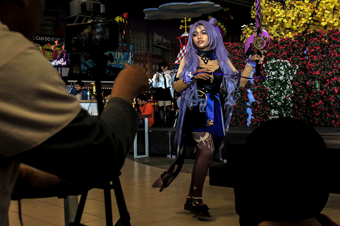 Cosplayer Palembang menunjukan aksinya dihadapan dewan juri di atas panggung coswalk competition, Trans Studio Mini, Transmart Palembang City Center.
