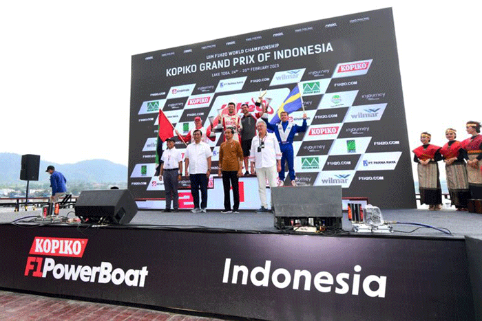 Masyarakat yang tinggal di sekitar Danau Toba boleh berbangga karena selain memiliki danau vulkanik terbesar di dunia yang menyajikan pemandangan indah.