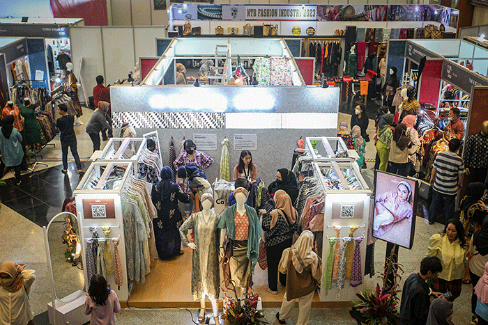 Pengunjung berburu diskon pakaian dalam gelaran Indonesia Fashion Week (IFW) 2023 di Jakarta Convention Center (JCC), Senayan, Jakarta Pusat.