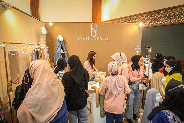 Pengunjung berburu diskon pakaian dalam gelaran Indonesia Fashion Week (IFW) 2023 di Jakarta Convention Center (JCC), Senayan, Jakarta Pusat.