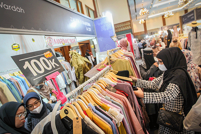 Pengunjung berburu diskon pakaian dalam gelaran Indonesia Fashion Week (IFW) 2023 di Jakarta Convention Center (JCC), Senayan, Jakarta Pusat.