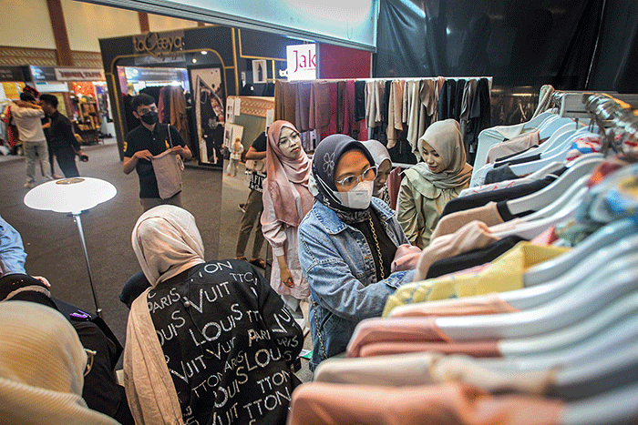 Pengunjung berburu diskon pakaian dalam gelaran Indonesia Fashion Week (IFW) 2023 di Jakarta Convention Center (JCC), Senayan, Jakarta Pusat.