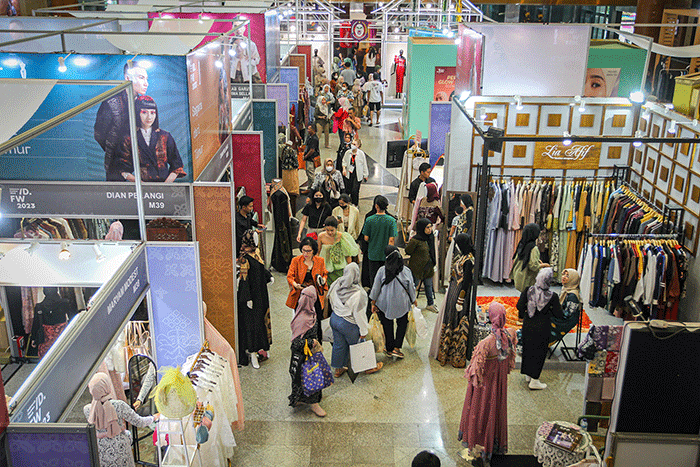 Pengunjung berburu diskon pakaian dalam gelaran Indonesia Fashion Week (IFW) 2023 di Jakarta Convention Center (JCC), Senayan, Jakarta Pusat.
