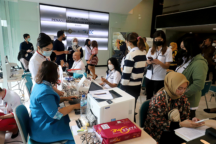 Penandatanganan kerja sama PT MNC Life Assurance dan Jakarta Eye Center di Jakarta, Senin (27/2/2023).