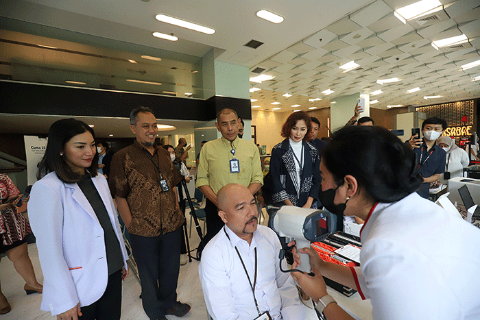 Penandatanganan kerja sama PT MNC Life Assurance dan Jakarta Eye Center di Jakarta, Senin (27/2/2023).