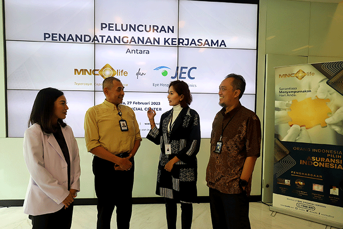 Penandatanganan kerja sama PT MNC Life Assurance dan Jakarta Eye Center di Jakarta, Senin (27/2/2023).
