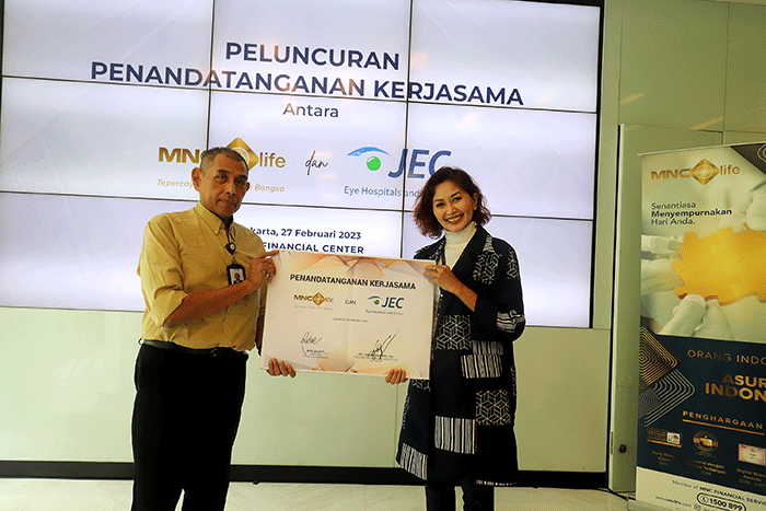 Penandatanganan kerja sama PT MNC Life Assurance dan Jakarta Eye Center di Jakarta, Senin (27/2/2023).