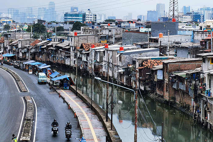 Tampak pemukiman warga di Pinggir Kali Jakarta Pusat, Minggu (26/2/2023).