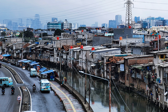 Tampak pemukiman warga di Pinggir Kali Jakarta Pusat, Minggu (26/2/2023).