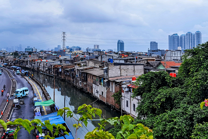 Tampak pemukiman warga di Pinggir Kali Jakarta Pusat, Minggu (26/2/2023).