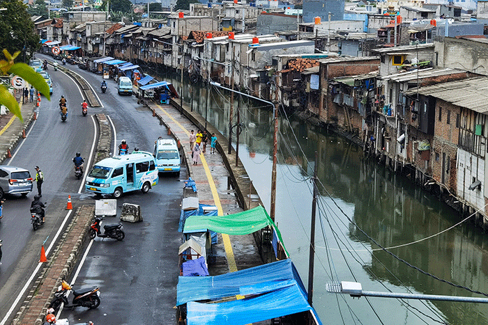 Tampak pemukiman warga di Pinggir Kali Jakarta Pusat, Minggu (26/2/2023).