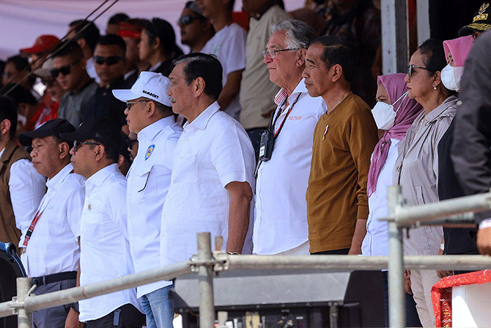 Presiden Joko Widodo saat menyaksikan Kejuaraan Dunia Perahu Motor F1 PowerBoat (F1H2O) di pinggir Danau Toba, Balige, Sumatera Utara, Minggu (26/2/2023).
