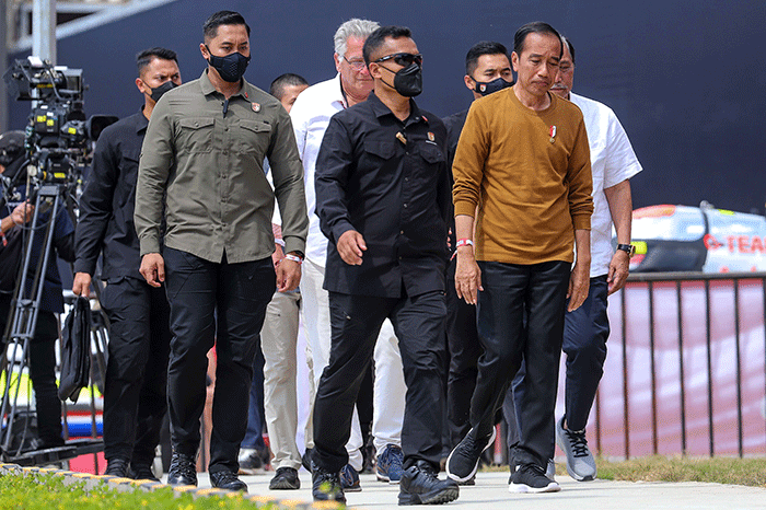 Presiden Joko Widodo saat menyaksikan Kejuaraan Dunia Perahu Motor F1 PowerBoat (F1H2O) di pinggir Danau Toba, Balige, Sumatera Utara, Minggu (26/2/2023).