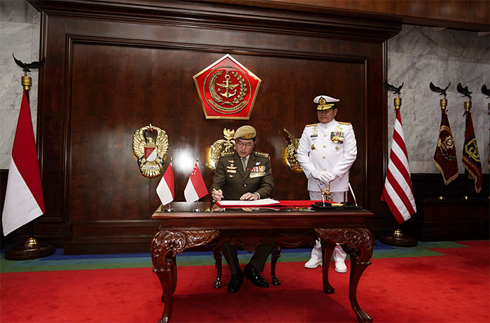 Panglima TNI Laksamana TNI Yudo Margono menerima Kunjungan Kehormatan Panglima Angkatan Bersenjata (Pangab) Singapura Letjen Melvyn Ong, PPA (E).