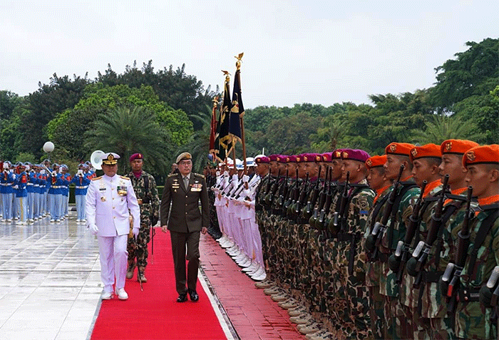 Panglima TNI Laksamana TNI Yudo Margono menerima Kunjungan Kehormatan Panglima Angkatan Bersenjata (Pangab) Singapura Letjen Melvyn Ong, PPA (E).
