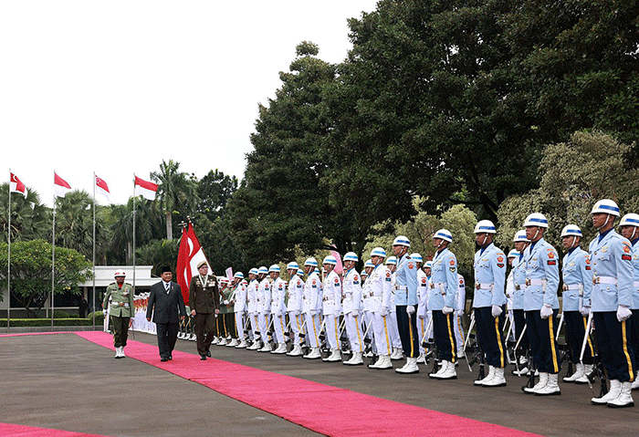 Menteri Pertahanan Prabowo Subianto menerima kunjungan kehormatan Panglima Angkatan Bersenjata Singapura Lt Gen Melvyn Ong di Kemhan, Jakarta.