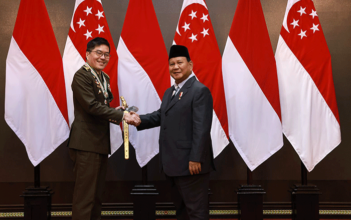 Menteri Pertahanan Prabowo Subianto menerima kunjungan kehormatan Panglima Angkatan Bersenjata Singapura Lt Gen Melvyn Ong di Kemhan, Jakarta.