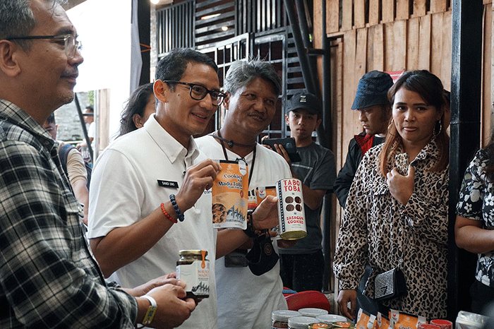 Menteri Pariwisata dan Ekonomi Kreatif, Sandiaga Uno menghadiri kegiatan Kelana Nusantara di Pizza Andaliman, Kabupaten Toba, Sumatra Utara.