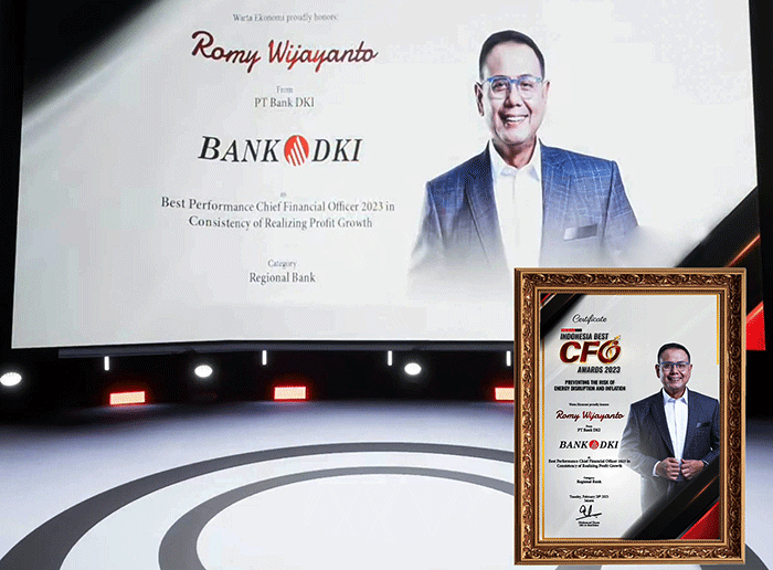 Direktur Keuangan & Strategi Bank DKI, Romy Wijayanto (kanan) menerima penghargaan yang diberikan oleh CEO & Chief Editor Warta Ekonomi Group, Muhamad Ihsan.