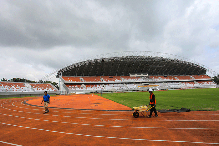 Petugas melakukan berbagai persiapan, perawatan dan pemeliharaan di lima lapangan pertandingan dan latihan di Palembang.