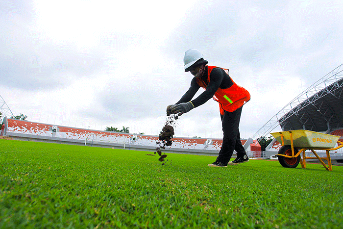 Petugas melakukan berbagai persiapan, perawatan dan pemeliharaan di lima lapangan pertandingan dan latihan di Palembang.