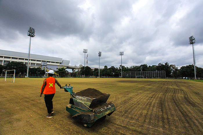 Petugas melakukan berbagai persiapan, perawatan dan pemeliharaan di lima lapangan pertandingan dan latihan di Palembang.