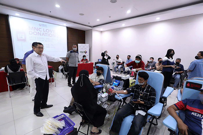 Executive Chairman MNC Group Hary Tanoesoedibjo saat meninjau acara kegiatan donor darah MNC Peduli.
