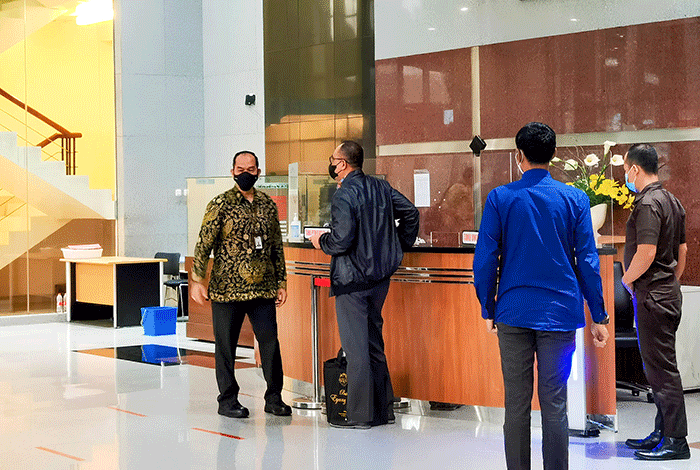 Mantan pejabat Ditjen Pajak Rafael Alun Trisambodo usai menjalani pemeriksaan terkait Laporan Harta Kekayaan Penyelenggara Negara.