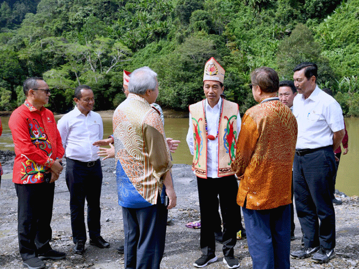 Presiden Jokowi melakukan peletakan batu pertama (groundbreaking) PLTA Mentarang Induk PT Kayan Hydropower Nusantara, di Kabupaten Malinau.