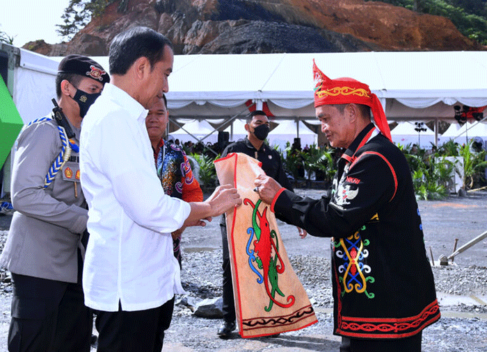 Presiden Jokowi melakukan peletakan batu pertama (groundbreaking) PLTA Mentarang Induk PT Kayan Hydropower Nusantara, di Kabupaten Malinau.