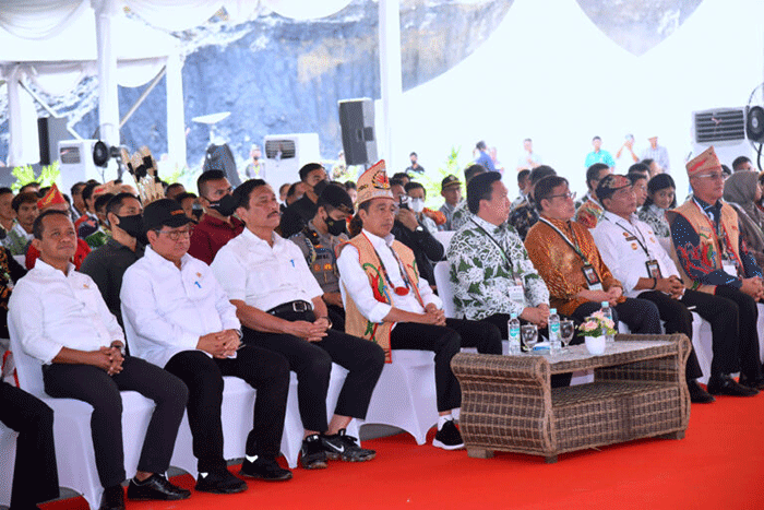Presiden Jokowi melakukan peletakan batu pertama (groundbreaking) PLTA Mentarang Induk PT Kayan Hydropower Nusantara, di Kabupaten Malinau.