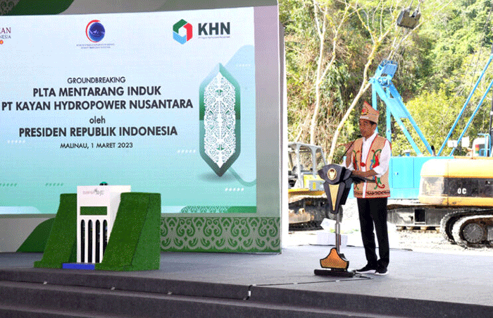 Presiden Jokowi melakukan peletakan batu pertama (groundbreaking) PLTA Mentarang Induk PT Kayan Hydropower Nusantara, di Kabupaten Malinau.