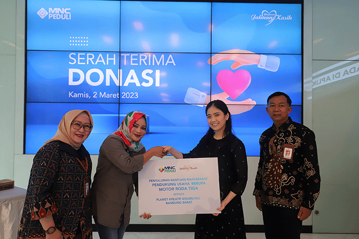 Pemberian bantuan kepada Planet Kreatif Disabilitas di MNC Financial Center, Kebon Sirih Jakarta, Kamis (2/3/2023).