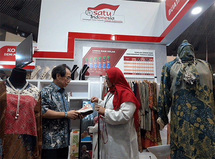 Ketua Pengurus Yayasan Dharma Bhakti Astra (YDBA), Sigit P. Kumala (kanan) saat berbincang dengan salah satu UMKM binaan YDBA di Pameran Inacraft 2023.