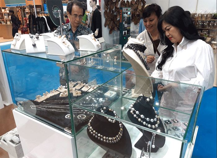 Ketua Pengurus Yayasan Dharma Bhakti Astra (YDBA), Sigit P. Kumala (kanan) saat berbincang dengan salah satu UMKM binaan YDBA di Pameran Inacraft 2023.