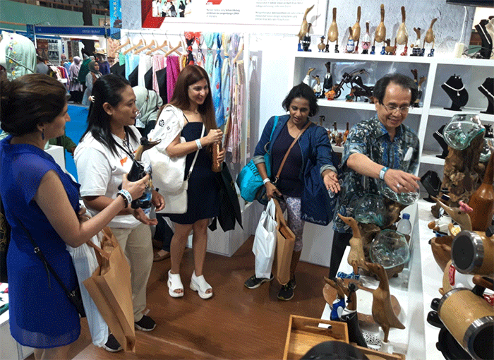 Ketua Pengurus Yayasan Dharma Bhakti Astra (YDBA), Sigit P. Kumala (kanan) saat berbincang dengan salah satu UMKM binaan YDBA di Pameran Inacraft 2023.