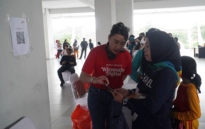 Pelatihan kewirausahaan digital bertajuk ”Berani Menjadi Wirausaha Digital” di Rusun Pinus Elok Tower C, Cakung, Jakarta Timur, Jumat (3/3/2023).