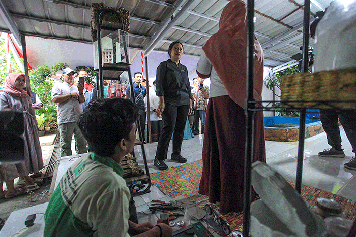 Ketua DPR RI Puan Maharani mengunjungi bank sampah Kebumen Gemilang Sejahtera (KGS) di Jalan Sersan Zaini Palembang saat kunjungan kerja ke Palembang.