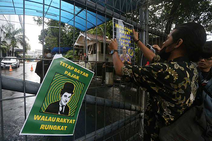 Aktivis Aliansi Elemen Sipil berunjuk rasa di depan Kantor Direktorat Jenderal Pajak, Jakarta, Jumat (3/3/2023).