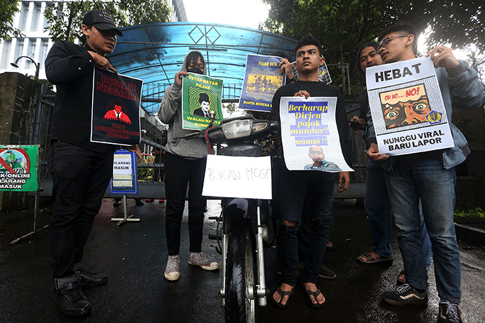 Aktivis Aliansi Elemen Sipil berunjuk rasa di depan Kantor Direktorat Jenderal Pajak, Jakarta, Jumat (3/3/2023).